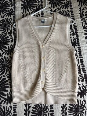 American Eagle Cream Sleeveless Vest